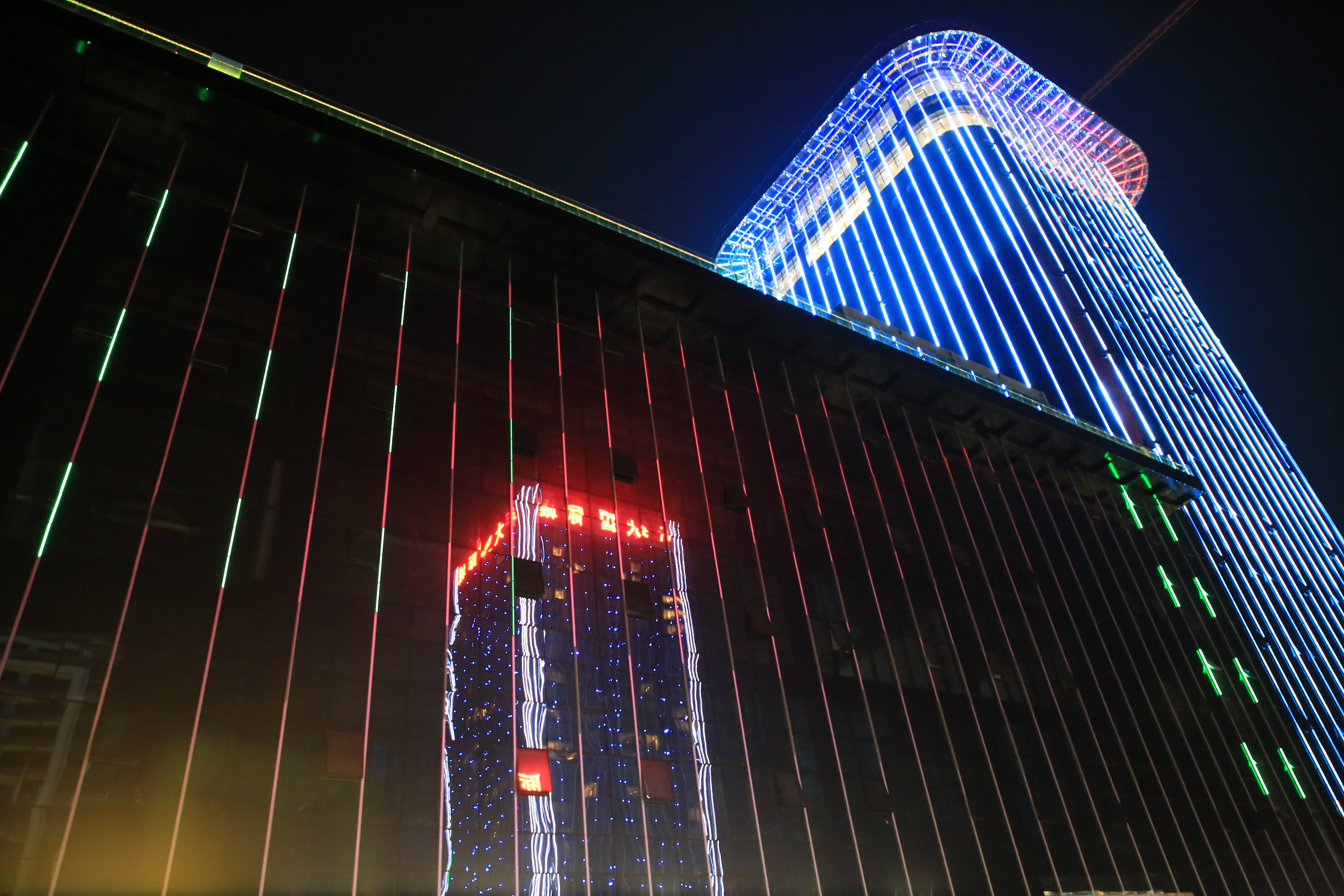 今天,宿州丰大国际梦幻水城盛大开园,夜场狂欢震撼来袭!