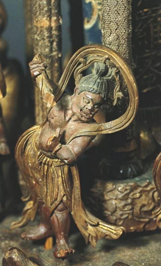 小孩子上塔掏鸟蛋,"掏"出一件沉睡了千年的国宝