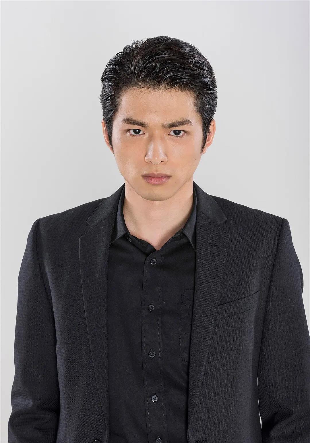 本名山本健太郎(白洲迅 饰演,原是给人以依靠感的平头大哥,却成了