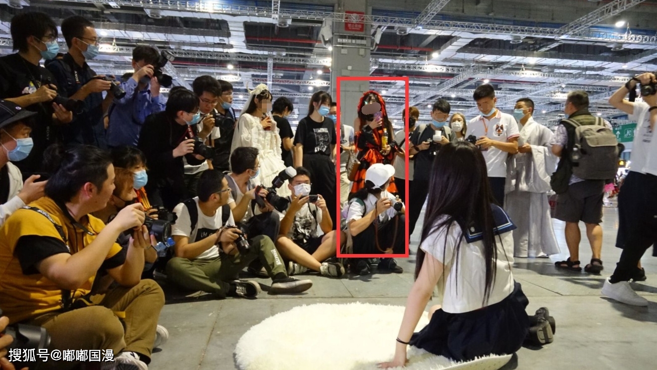 原创上海漫展事件没人关心一下jk后面的5个摄影小哥哥吗