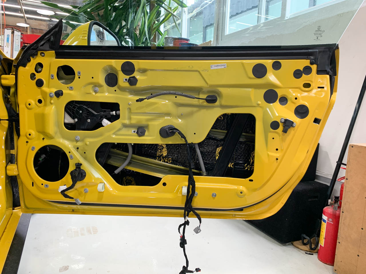 在车门内部钣金做第一层隔音止震处理