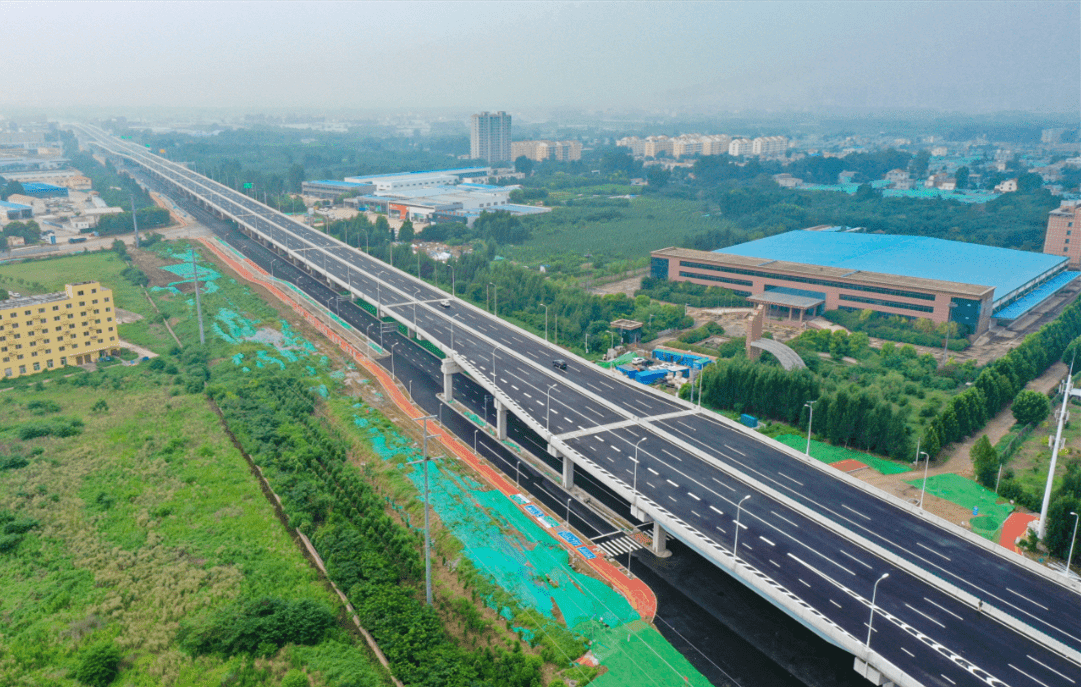 地面辅路北起嘉达路以北,南至济邹路以南