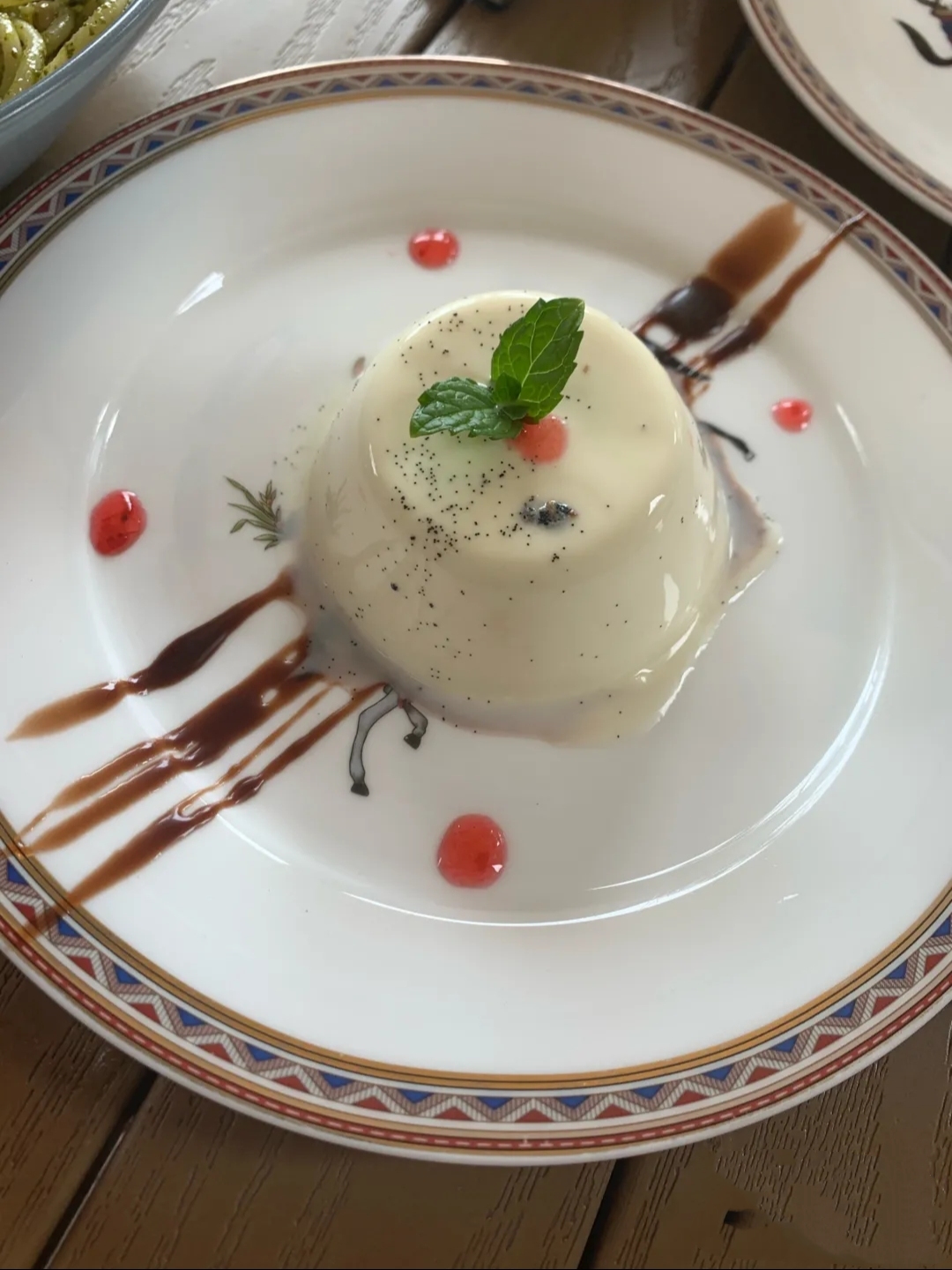 意大利奶冻 这个是全手工制作的,奶冻是全脂奶粉做的,口感弹滑,不会太