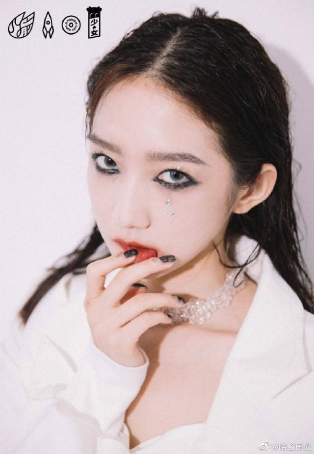 原创孟美岐小眼睛短下巴如何营造又酷又飒的气场感