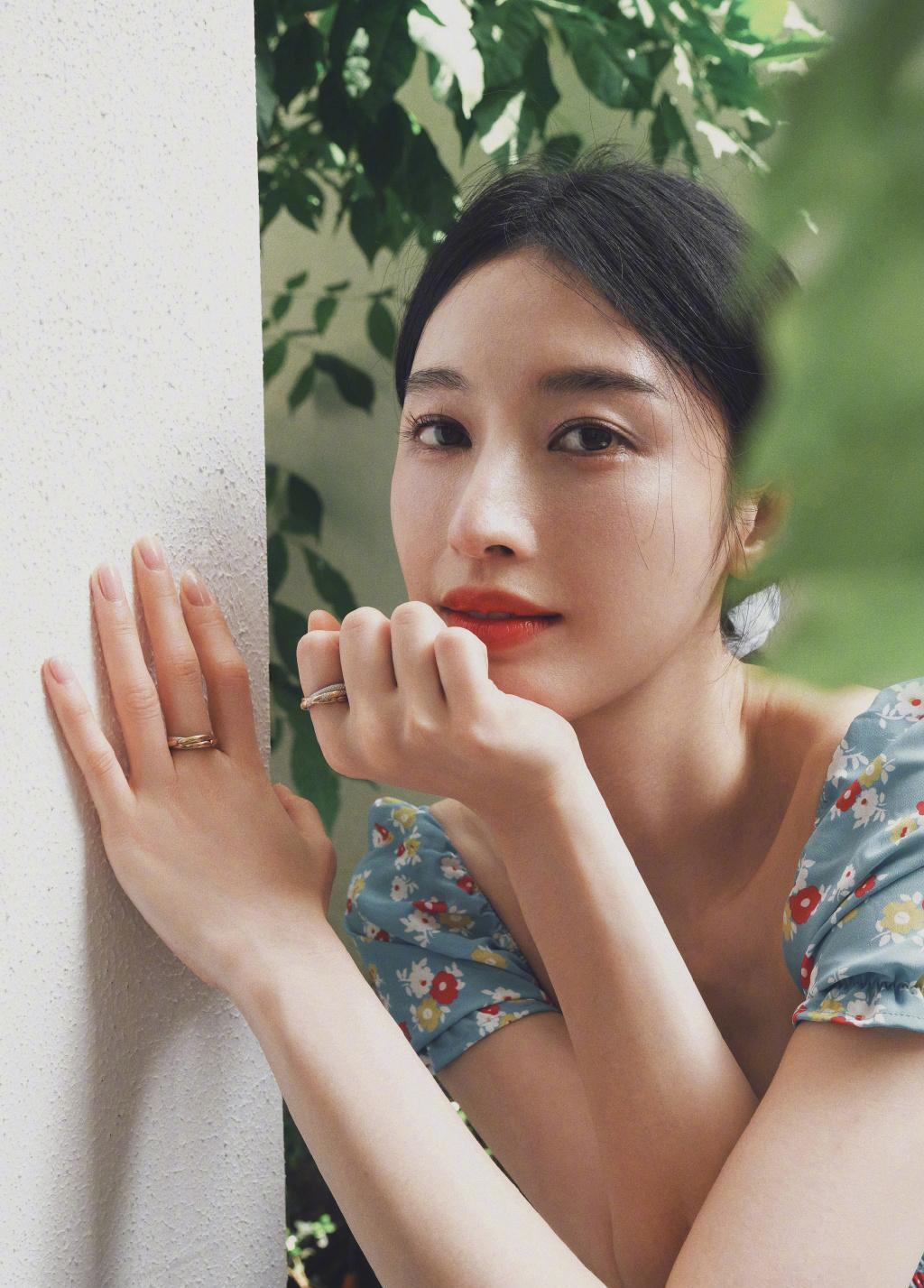 原创张俪这状态00后都羡慕,穿复古印花裙出镜,肌肤娇嫩少女感十足