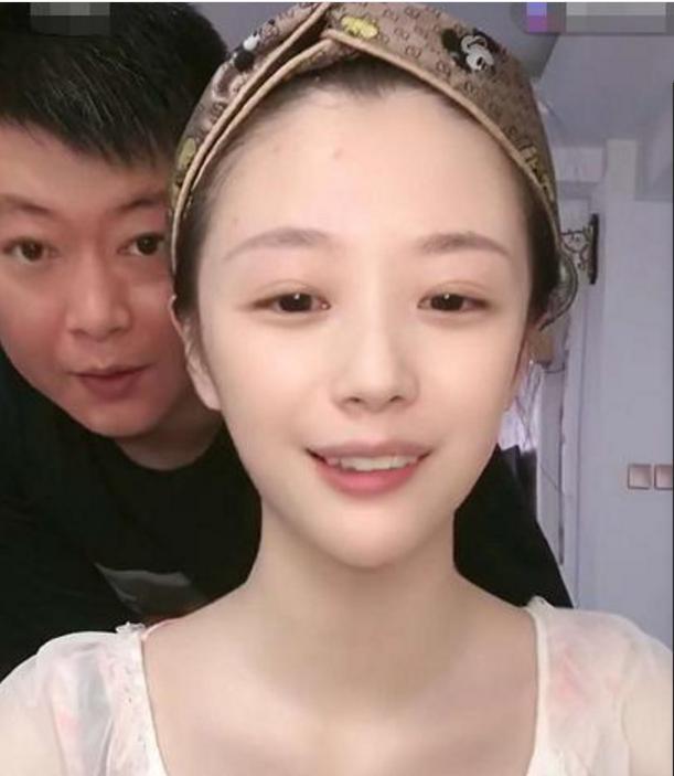 小12岁娇妻直播自曝怀孕,与老公似两代人_杨晨