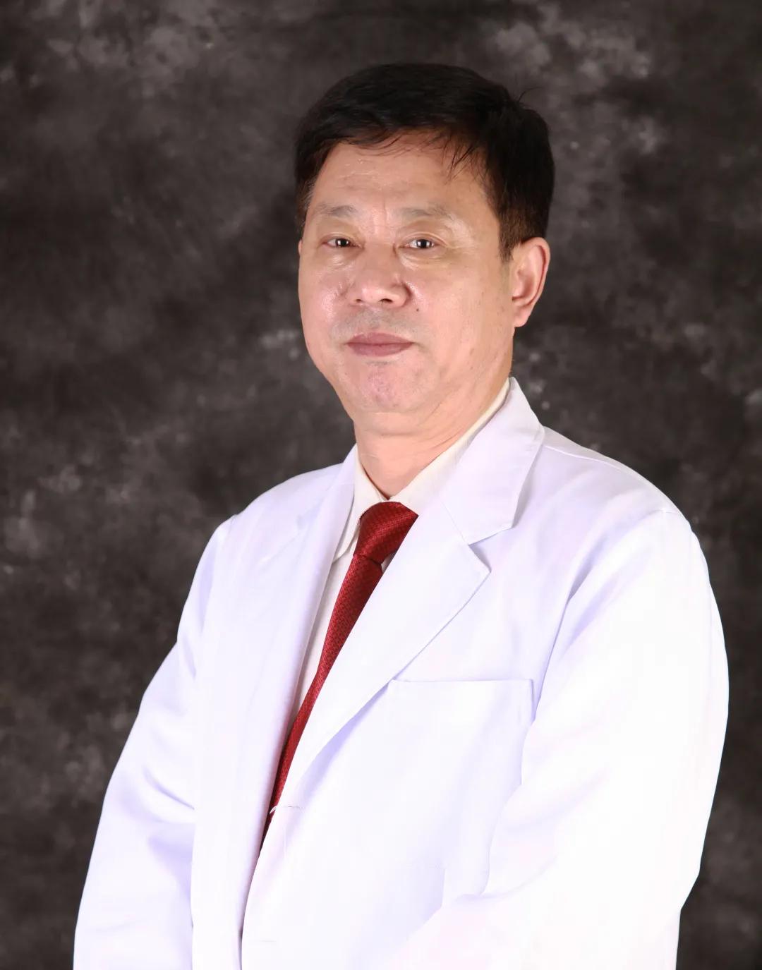 潘滔 骨科卸下军装不减军人的勇气;穿上白袍更显医者的仁心