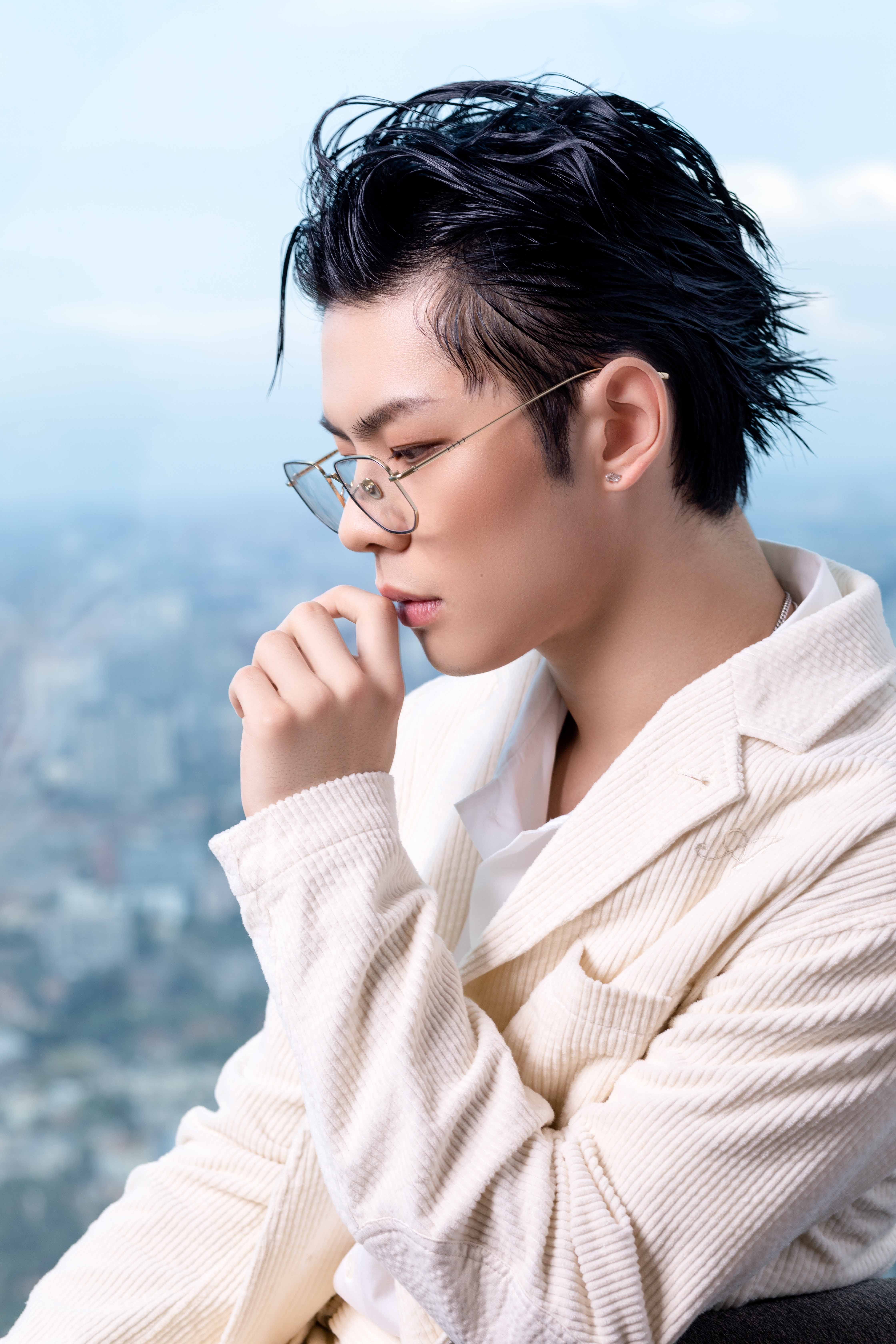 王晨艺身着灯芯绒西装出席活动,酷帅造型演绎极致魅力-中华在线网