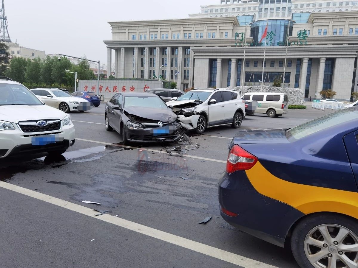 河北定州南環路發生交通事故,兩車車頭撞稀碎!現場一片狼藉