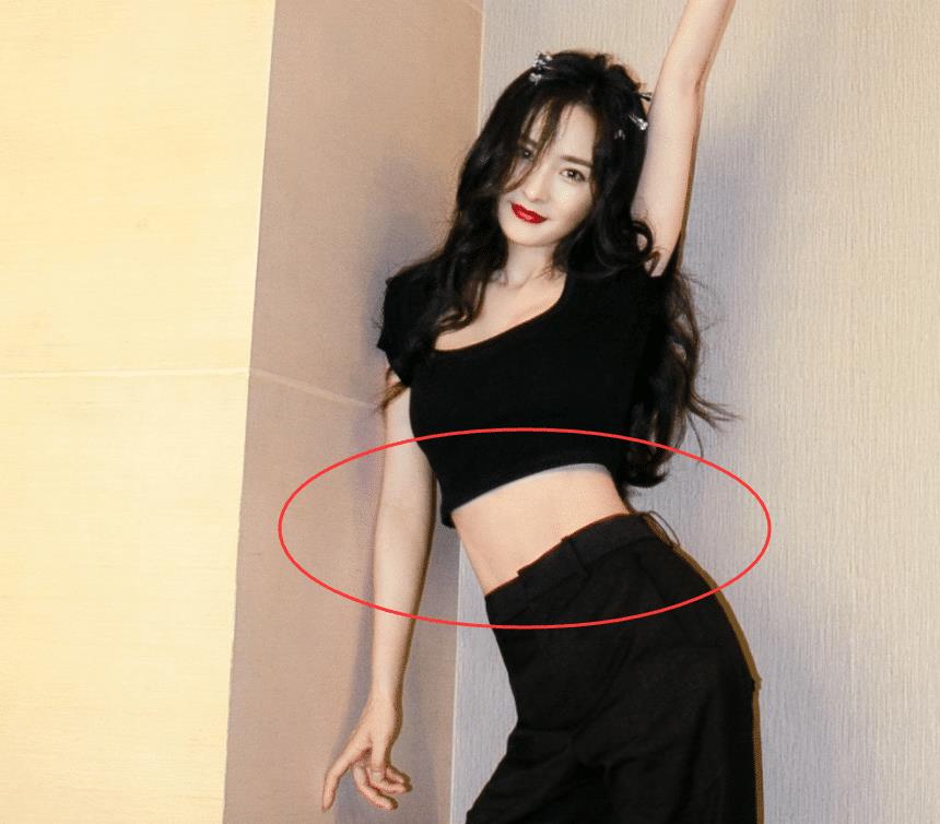 原创杨幂挑战女团装打扮,我却只注意她露出的腹部,这腰围我没看错吧?