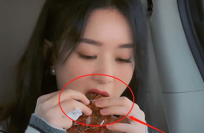 赵丽颖否认自己是吃货,随后却大吃零食,节目组都来不及救场