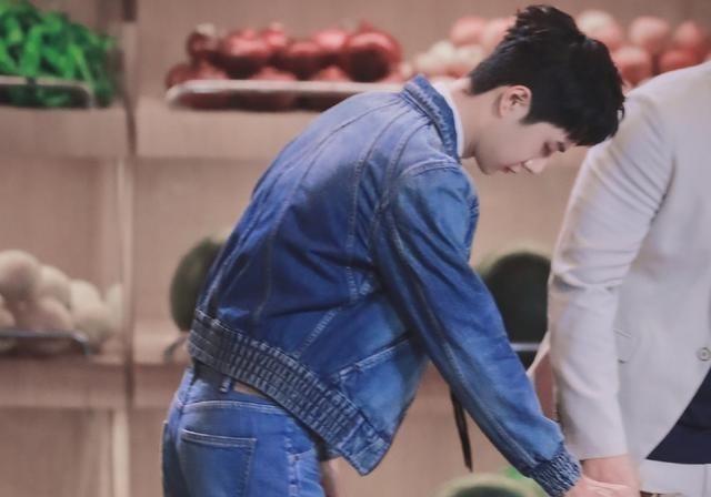 王一博直播咳嗽干呕,胃不舒服手撑桌子,主播爆料在后台吐了