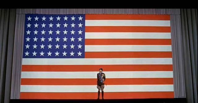 《巴顿将军》的朋友会发现,影片开头出现的美国国旗上的白星并不是50