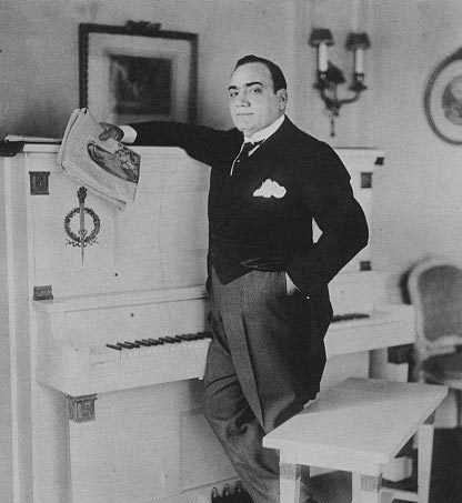 恩里科·卡鲁索是世界著名的意大利男高音歌唱家.