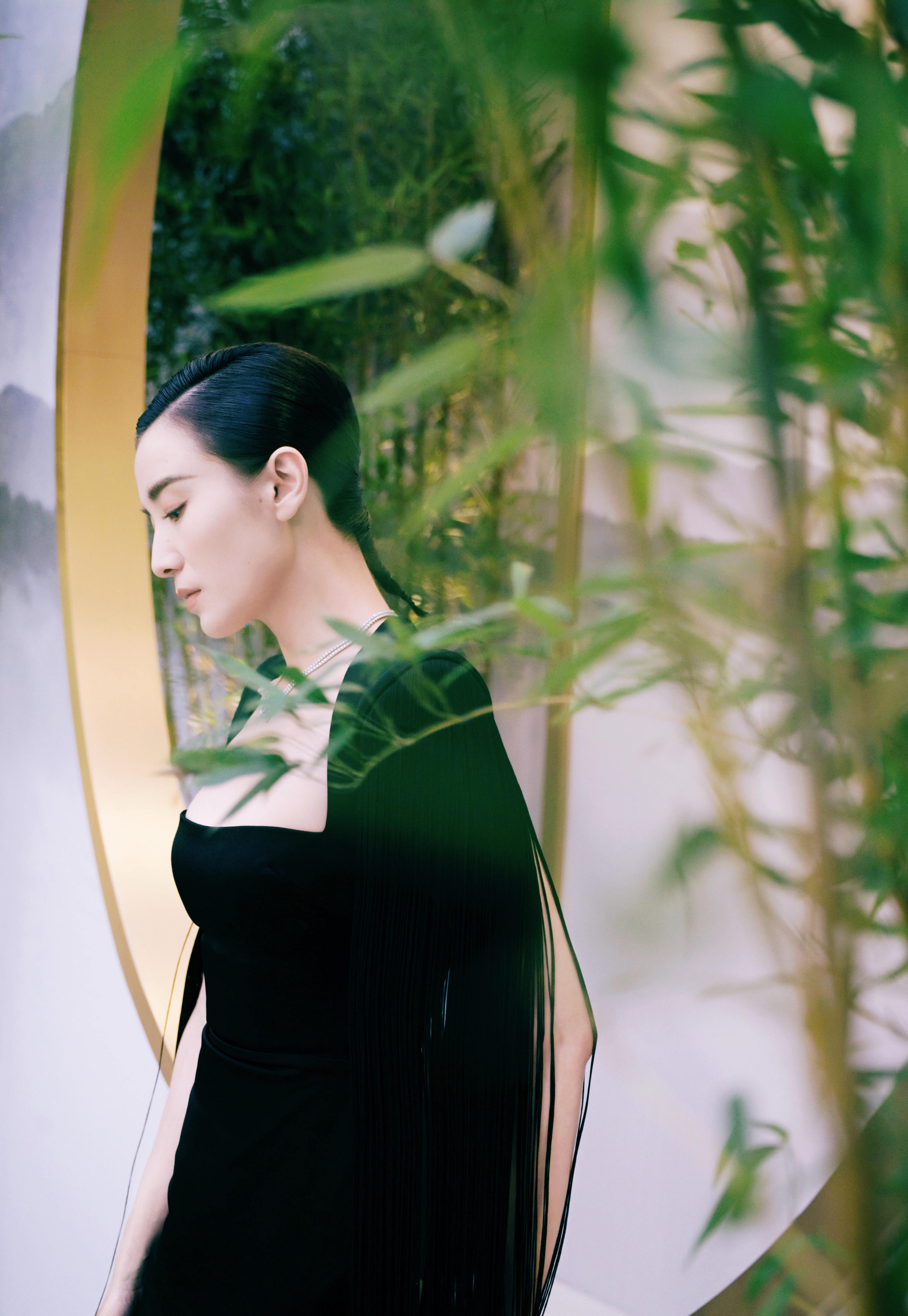 宋佳黑色流苏斗篷裙写真曝光 竹林间上演冷冽性感"回眸杀"