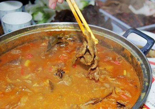 贵州特产"牛粪火锅"你敢吃吗?