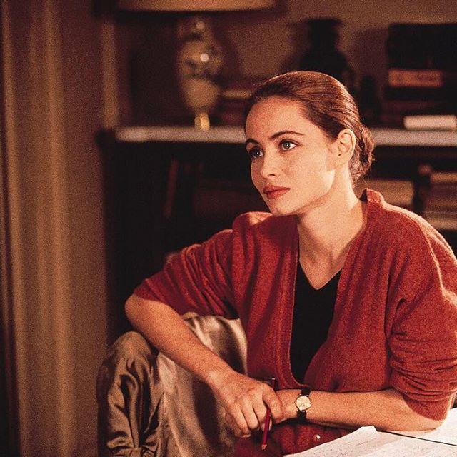 原创艾曼纽·贝阿57岁了,曾经拥有天使般美貌,穿红色抹胸裙太惊艳