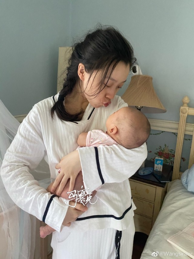 原创gai复工忙赚奶粉钱,娇妻王斯然强忍病痛,携爱子医院打疫苗
