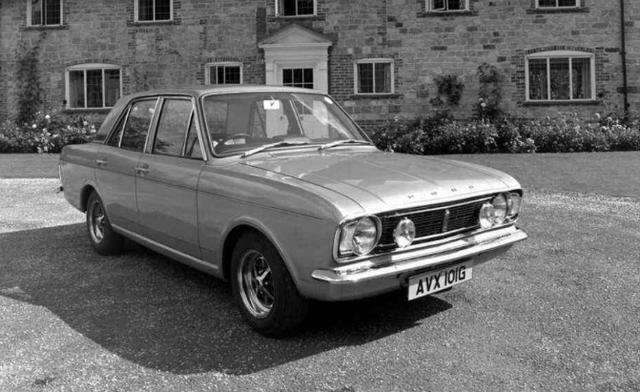 cortina是福特uk在1962年-1982年期间推出的中型车,总共传承了五代.