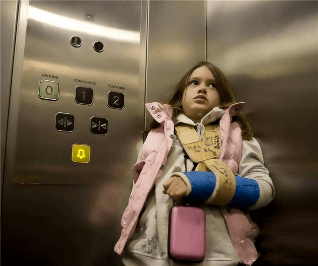 电梯里的女孩图片