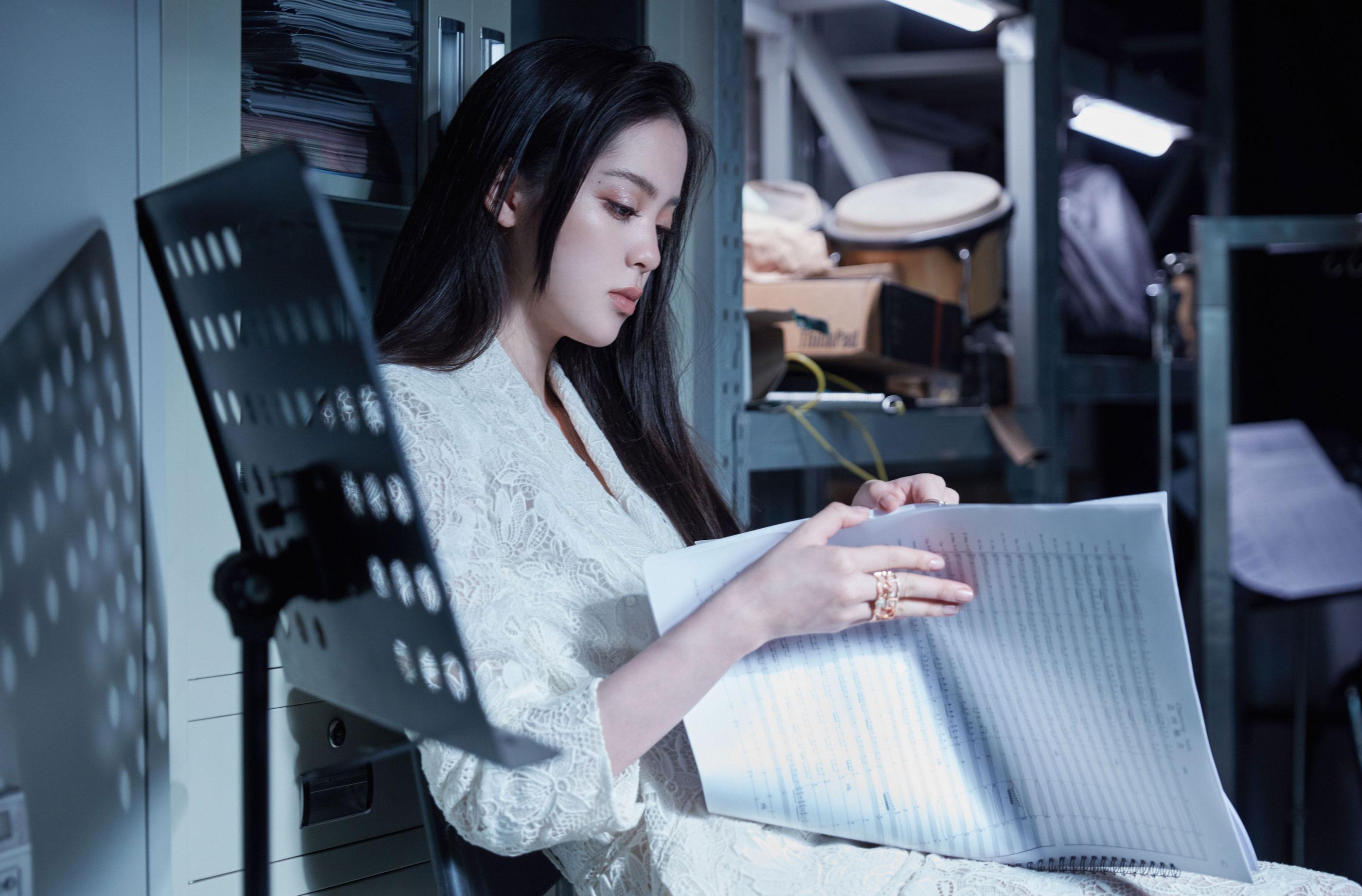 原创20岁的欧阳娜娜真长大,穿白色蕾丝西装出镜,女人味十足