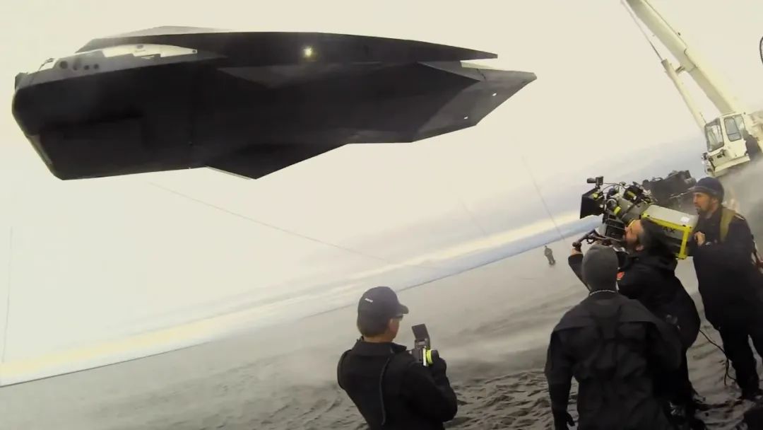 庞大的永恒号空间站当然无法完全建造出来,可道具组还是在片场里搭建