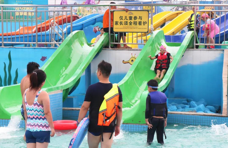 体验 园内颜色各异的戏水滑梯 能让孩子尽情体验水乐园的惊险与刺激