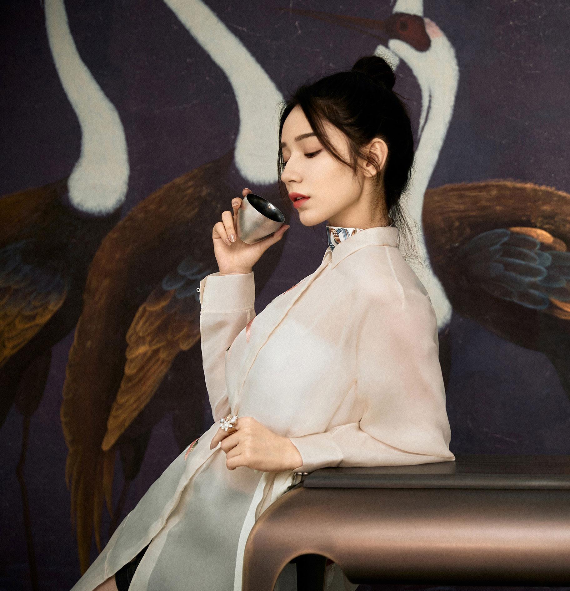 原创不愧是杨幂签下的人,代斯穿天蓝色轻纱礼服,配丸子头姿态优雅