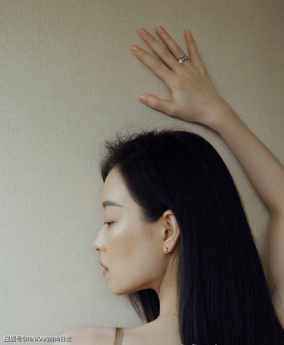 侧颜女王倪妮登时尚杂志珍珠妆复古优雅彰显熟女风情