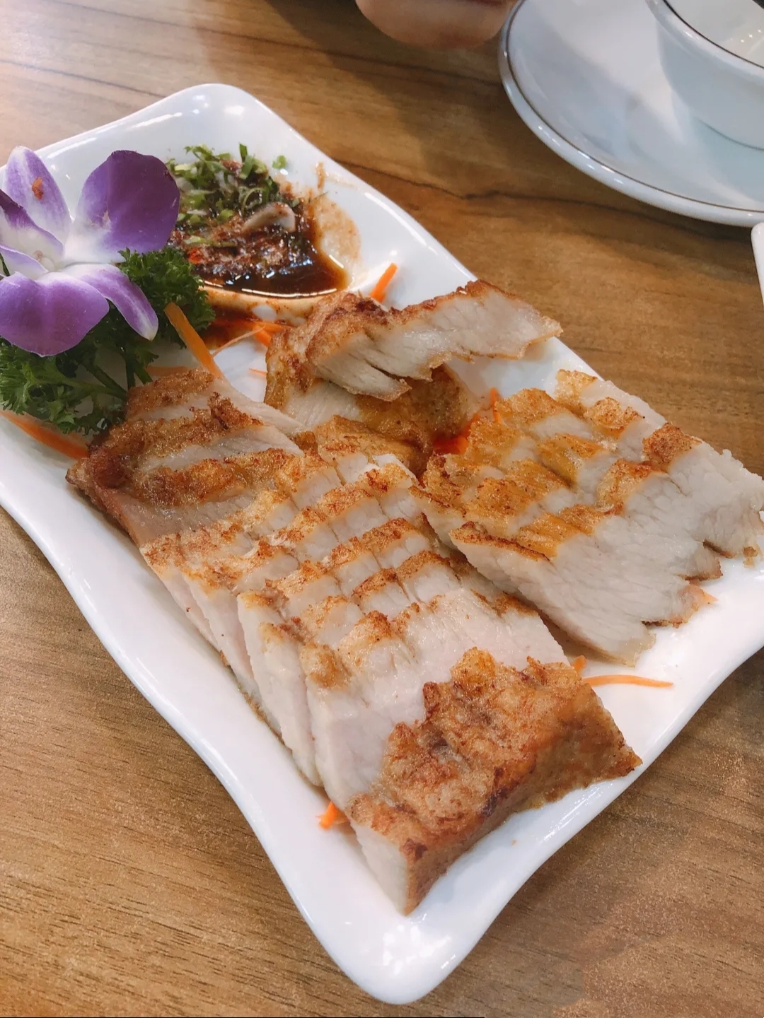 炭烧猪颈肉 这盘菜分量不大,但是每块儿肉挺嫩的,酱料酸味很足,我爱吃