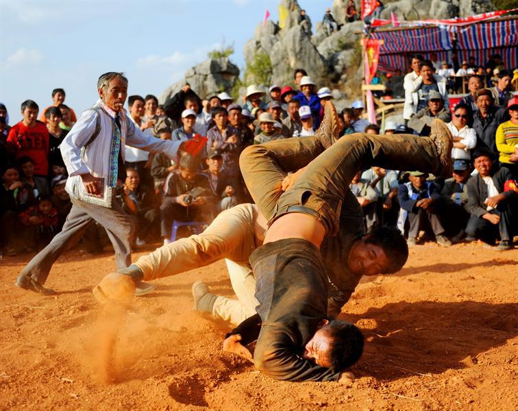那些火把节的风俗你真的知道吗?_摔跤