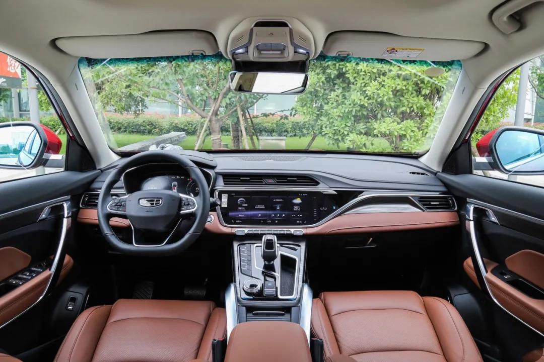 博越pro的中控台使用对称式设计,采用了双色家居风格的内饰,包裹用料