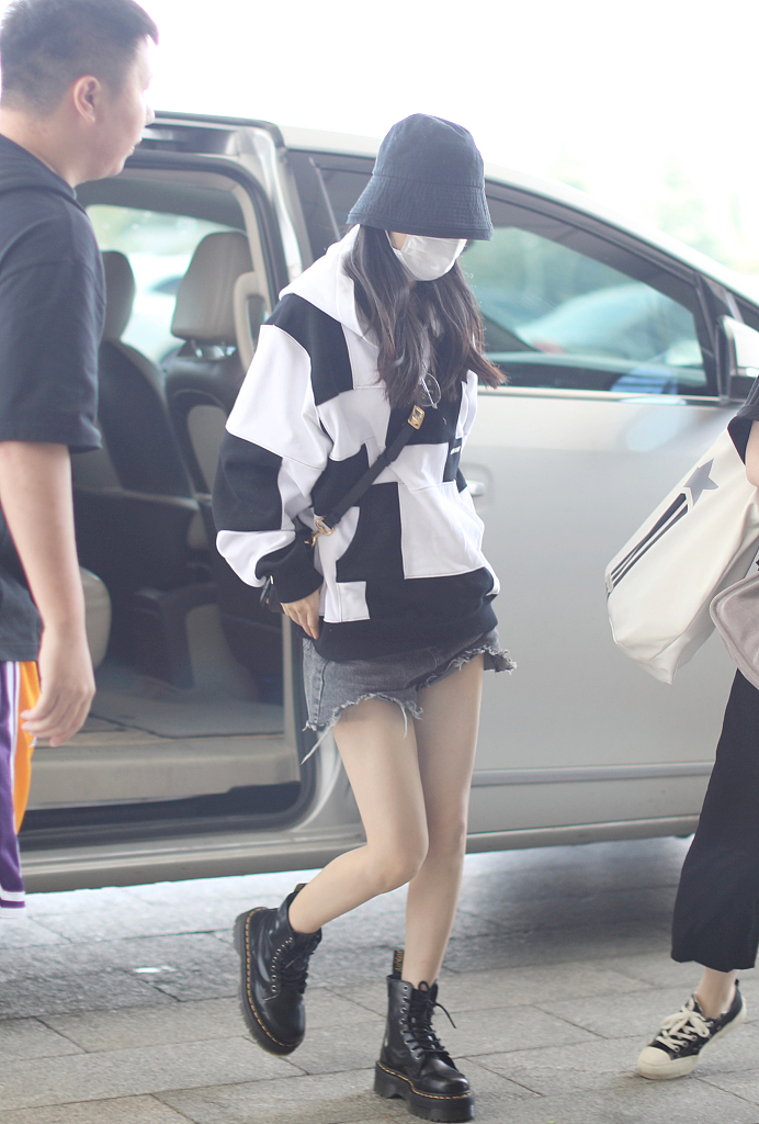 赵丽颖秀超细白皙美腿 穿黑白卫衣配渔夫帽美到爆