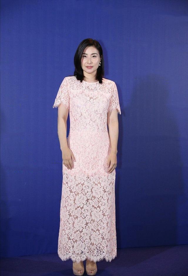 郭晶晶短发造型超洋气!白衬衫配西装裤,简简单单穿出飒爽感