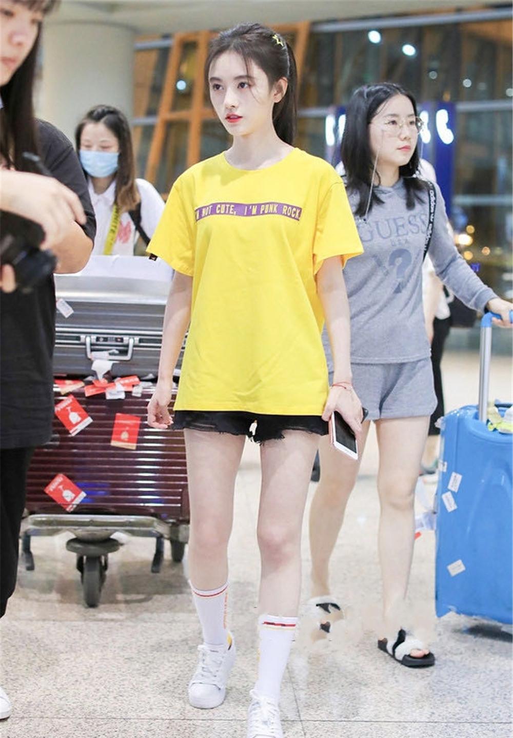 原创鞠婧祎成功穿火了这双袜子,时髦活力又减龄,搭配鞋子特有范