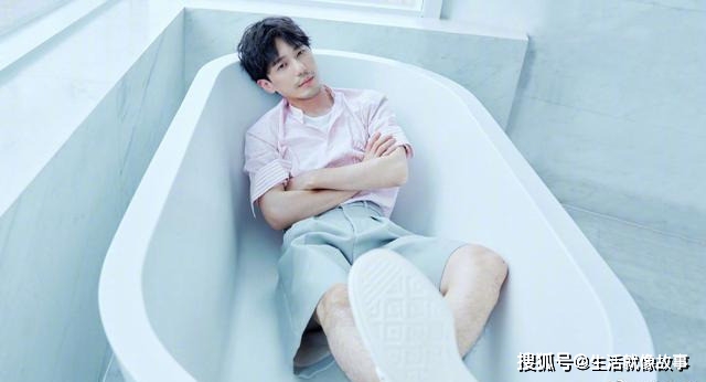 男明星的浴缸照得怎么样?李现霸气,王一博温柔,见肖战:我不行!