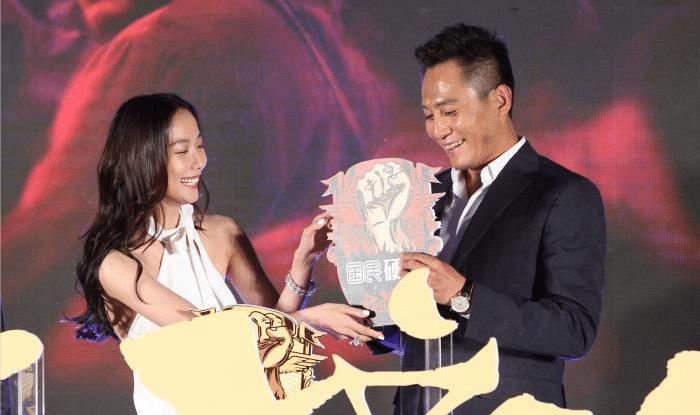 原创被说成外国人,刘烨的儿子当场发飙,对记者大喊我是中国人!