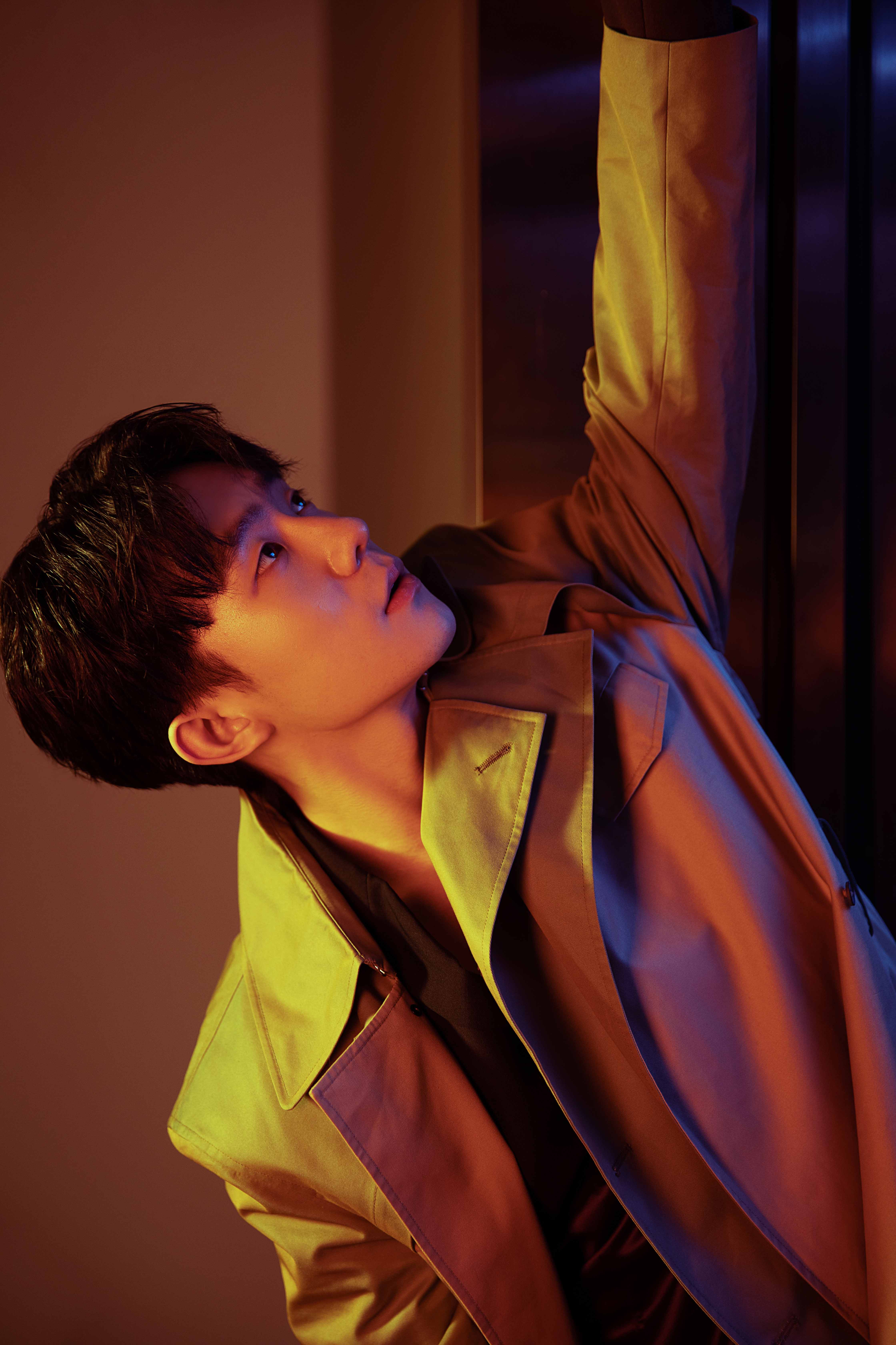 郑好电梯写真曝光真空西装搭配时尚风衣刻画轻时尚禁欲少年