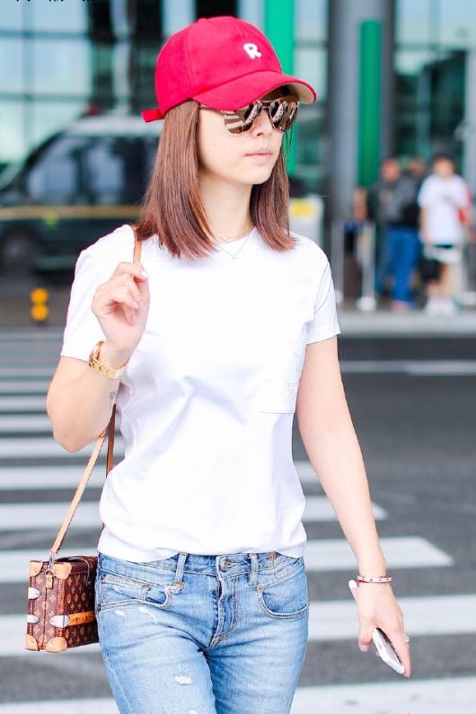 原创林心如又穿白t恤走机场,配牛仔裤好嫩,换个风格比生娃前更减龄