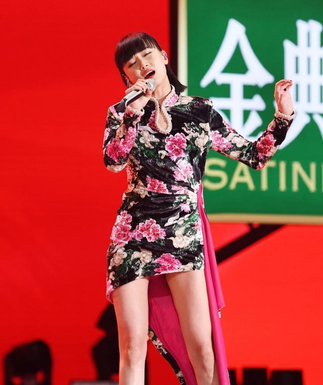 33岁黄龄原来身材这么有料穿旗袍胸口还要挖个洞这打扮太撩人