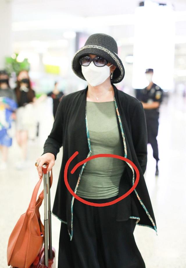原创金星久违走机场发福明显,难得穿紧身打底衫,勒出几层赘肉太尴尬