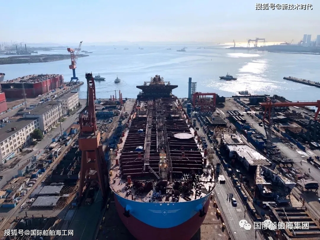 大连船厂向丹麦马士基交付新一代成品油船