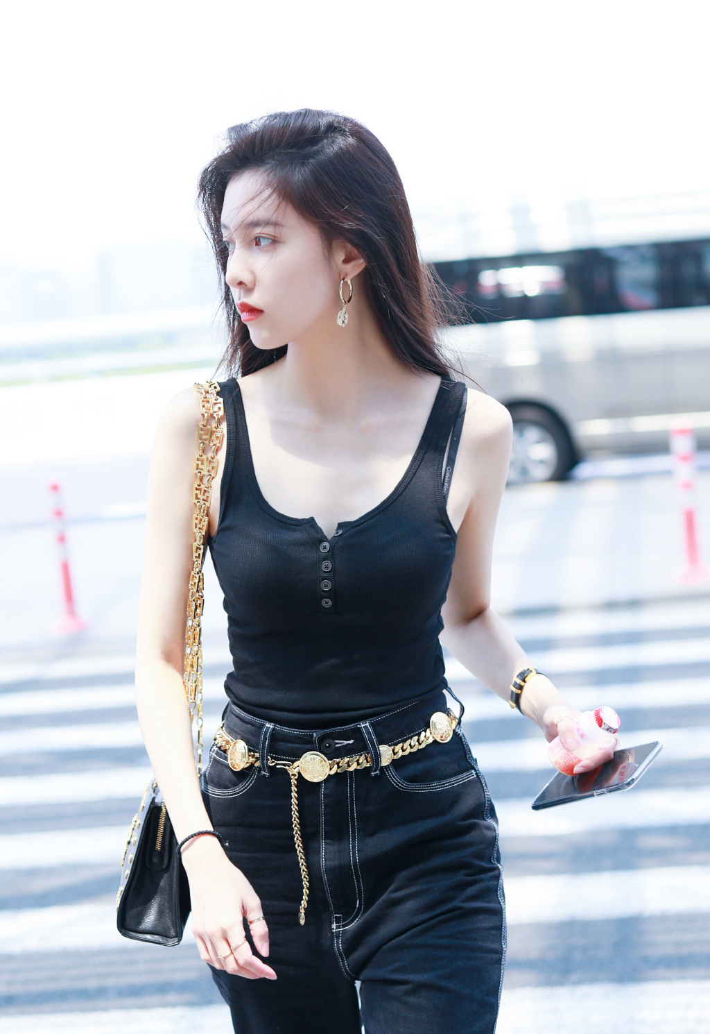 宋妍霏也太惨了,人美才多却徘徊18线,和张一山没公开却已分手_回应