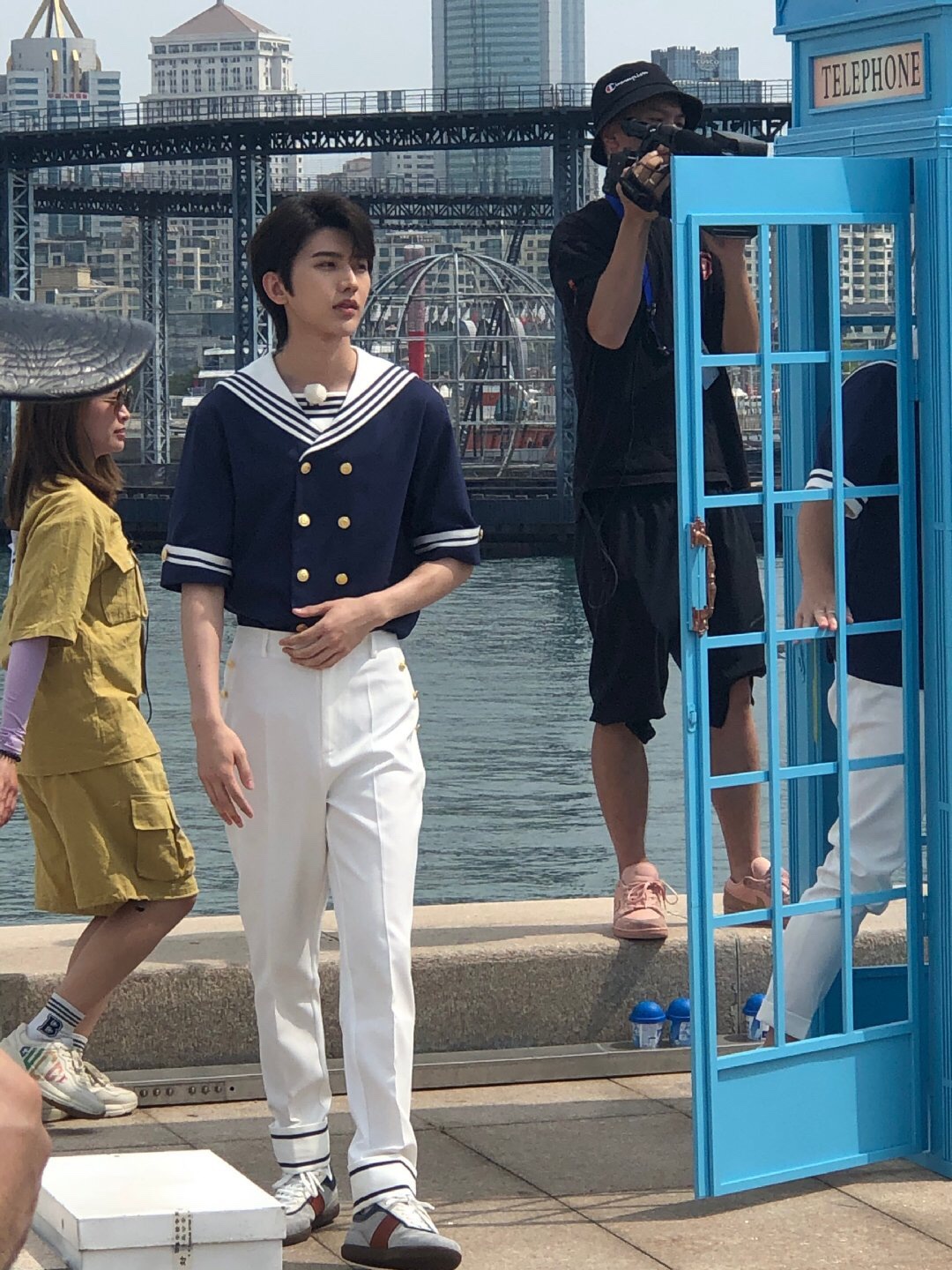 原创蔡徐坤海军装被拍清爽帅气造型特别加分这身材比例绝了
