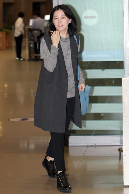 真女神都不会扮嫩李英爱穿的普通但很高级有中年女性的优雅