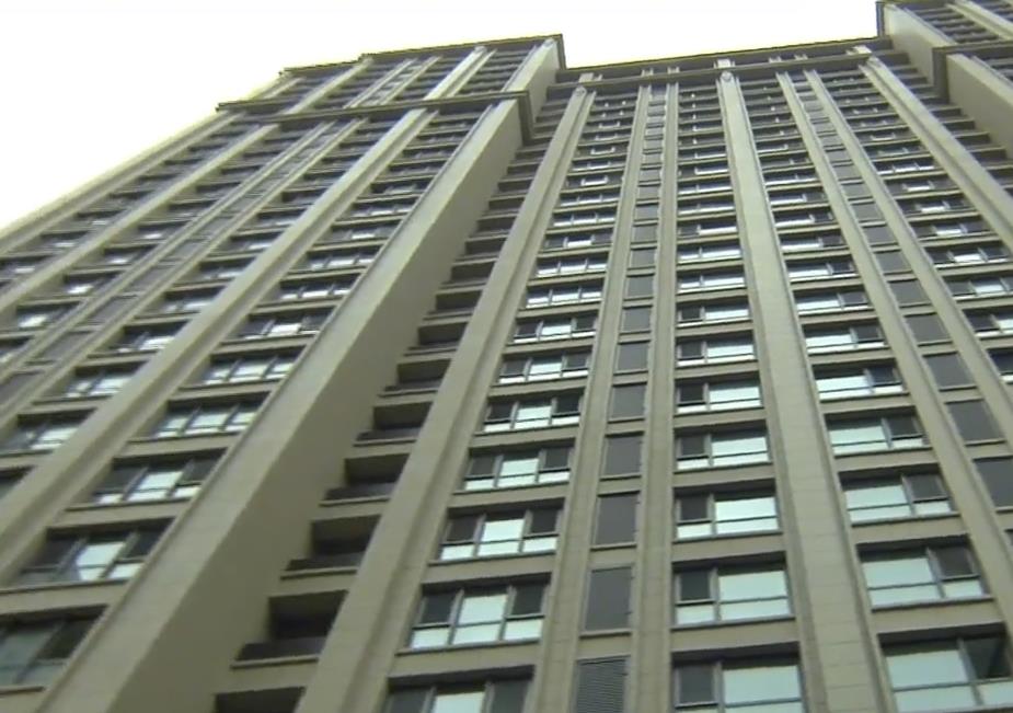 李沧东部某小区电梯停摆,大夏天要爬28层楼!只因违建的阳光房?