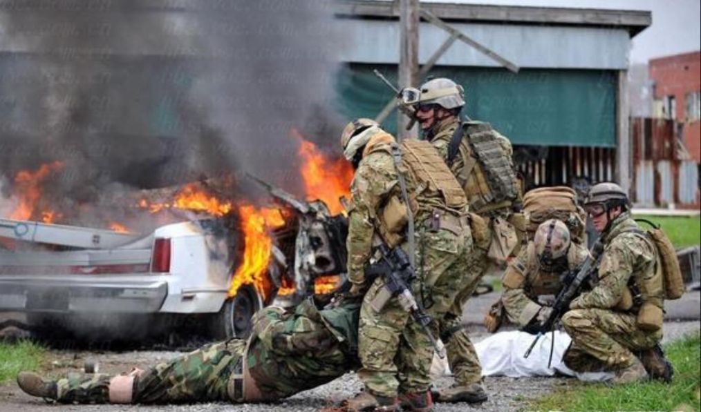 美国刚宣布一起斩首行动,马上遭火箭弹轰炸!偷石油的基地被袭击