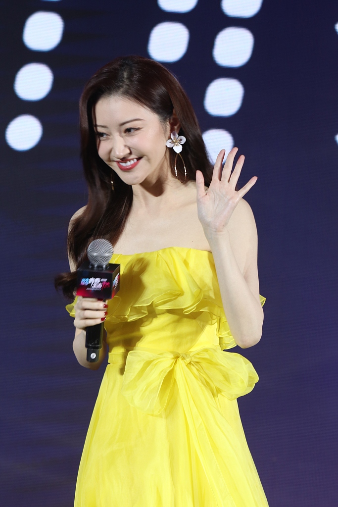 景甜把"人间富贵花"写在脸上 穿抹胸裙肤白貌美