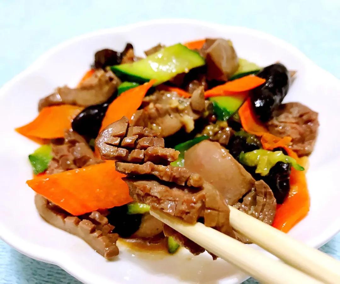 3.锅内煮开水,下入腰片,快速划开至变色,捞起沥干; 4.