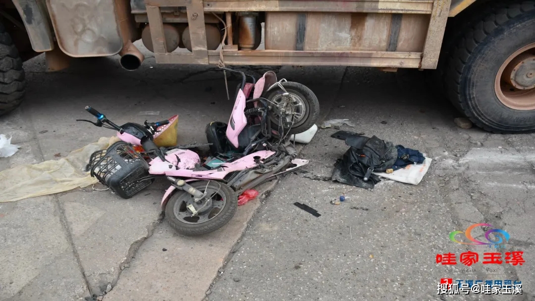 大货车碾压电动车 女子躲过一劫_车辆